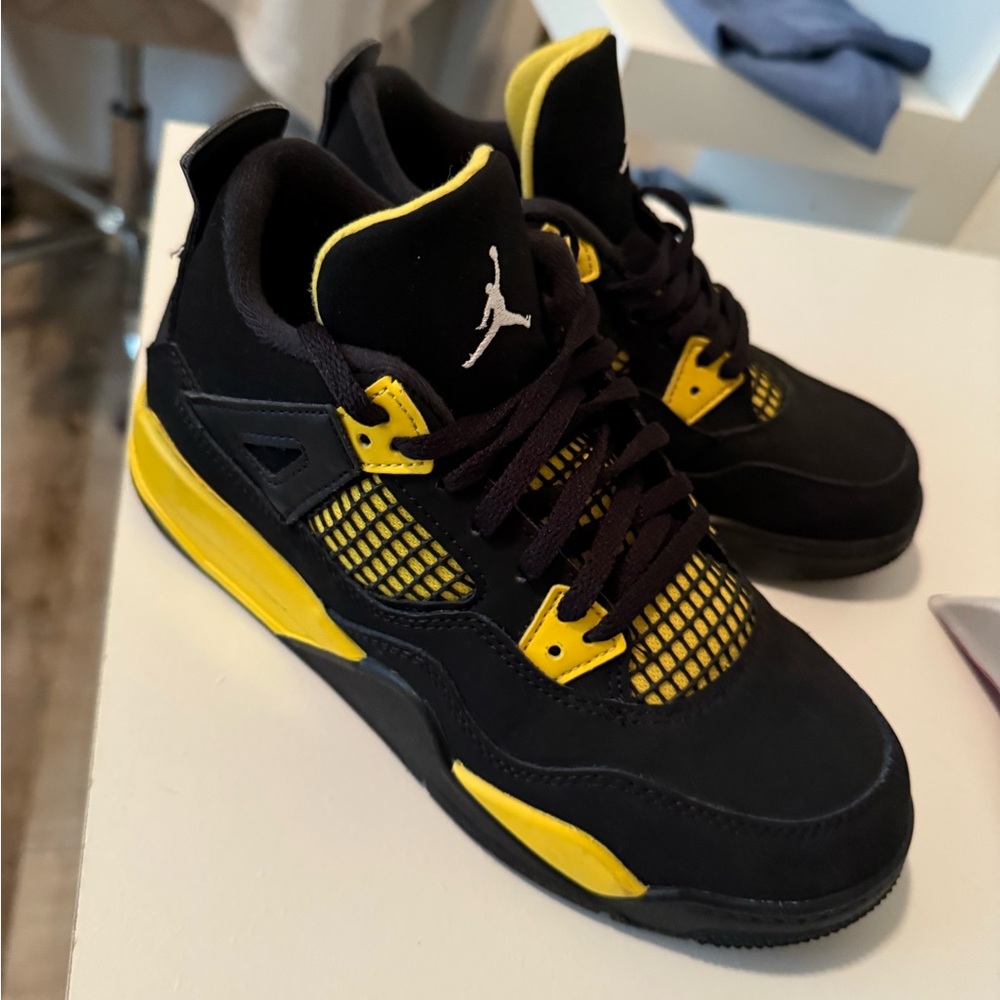 Kid Air Jordan 4’s retro thunder 2023